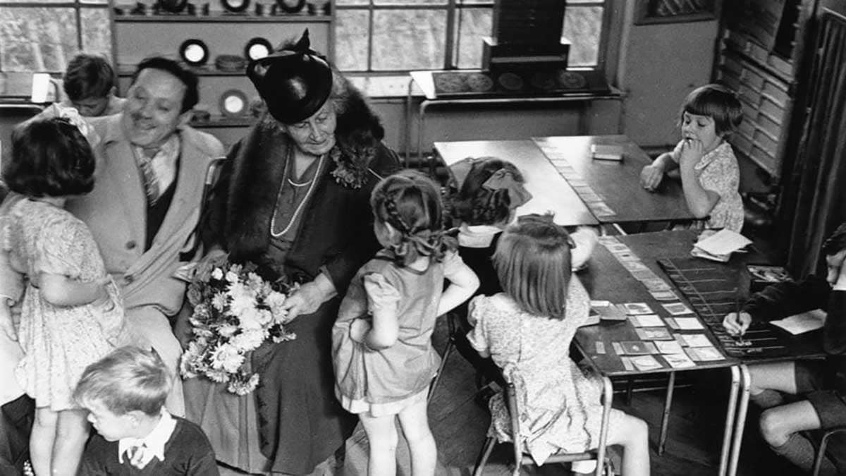 Maria Montessori educando niños